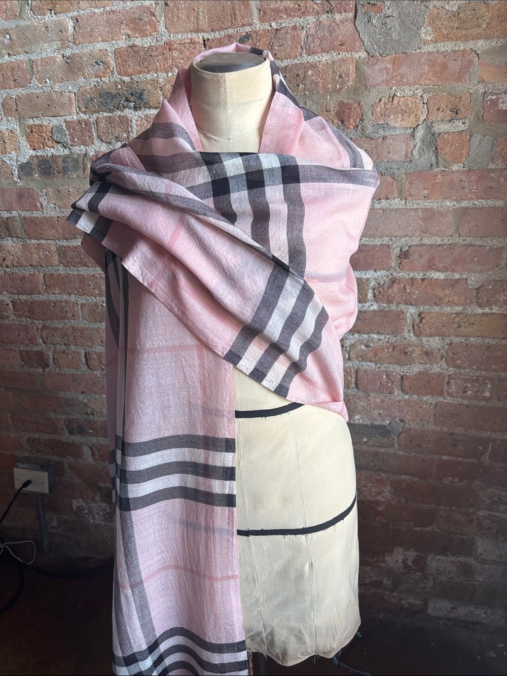 BURBERRY Pink Plaid Women's Scarf - Lightweight Checked Wrap. - Picture 7 of 7